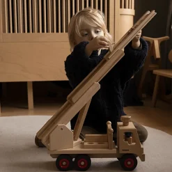 Houten brandweerwagen met 6 popjes