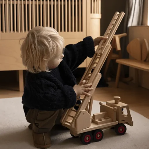 Houten brandweerwagen met 6 popjes