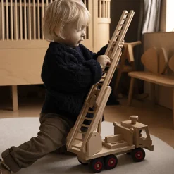 Houten brandweerwagen met 6 popjes