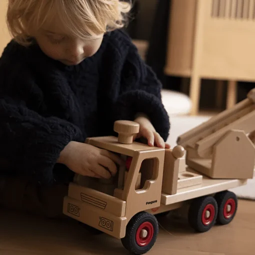 Houten brandweerwagen met 6 popjes